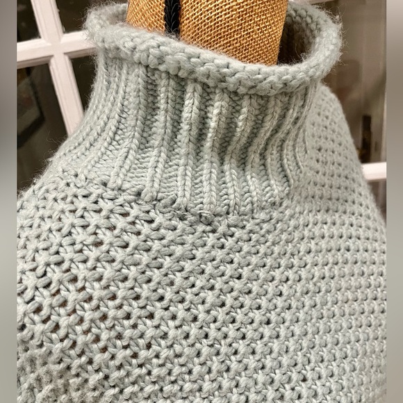 H&M Wool Blend Dropped Shoulder Sweater Light Green EUC Size Medium - Picture 2 of 8
